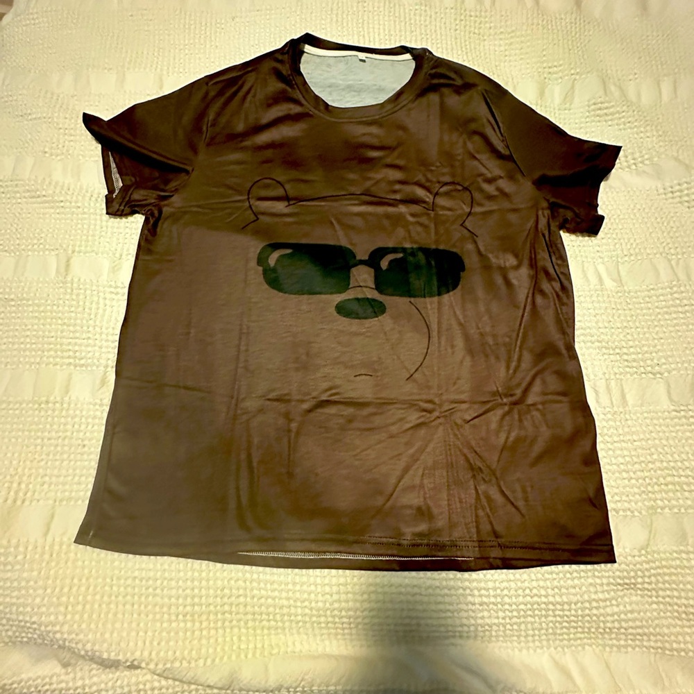 T-shirt with picture of a Bear wearing sunglasses.